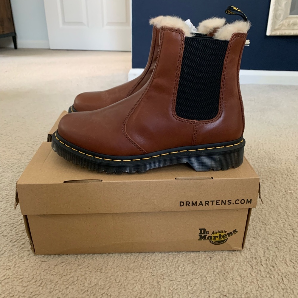 NWT - Dr Martens Chelsea faux fur line boots (Saddle Tan) size 8/39